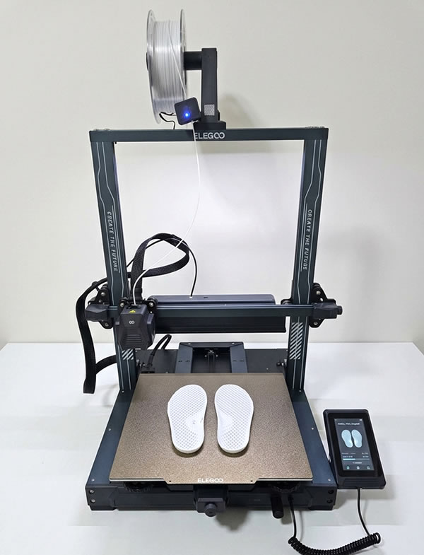 Impressora 3D imprimindo palmilhas ortopédicas